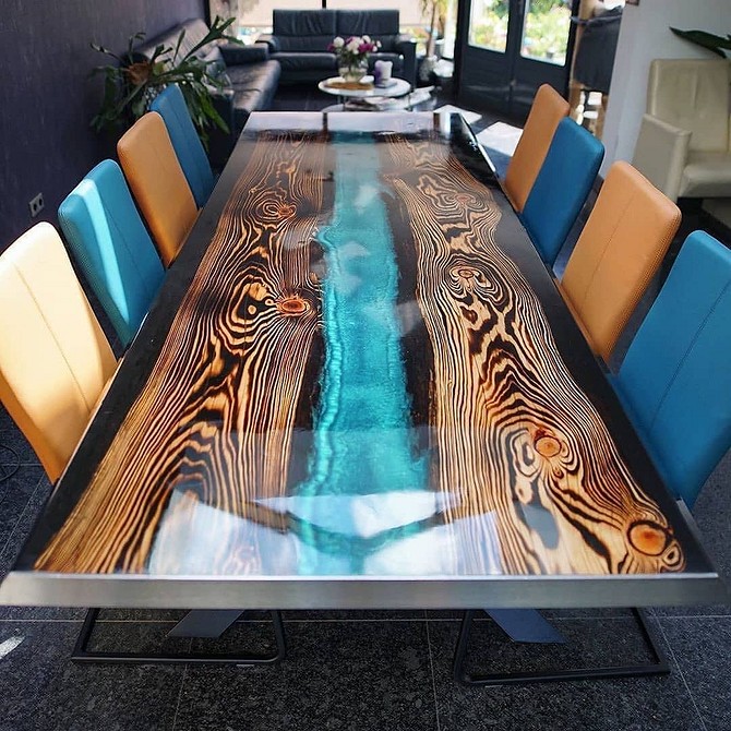 Blat: Natura i design Blat z drewna i żywicy epoksydowej, unikalny design stołu do biura, inspiracja
