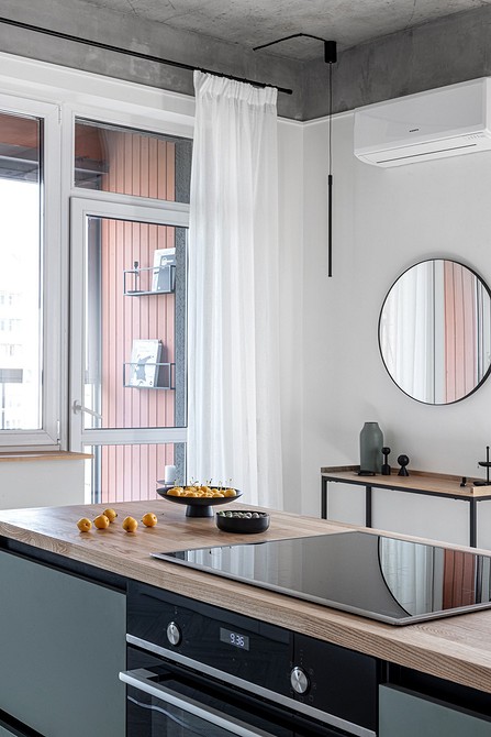 Minimalistyczny blat: jasny Jasny drewniany blat w minimalistycznej łazience, skandynawski styl i elegancja