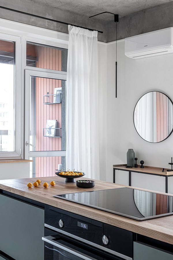 Tekstura drewna w blacie Drewniany blat w aranżacji wnętrza, oświetlenie podkreśla naturalną teksturę drewna.