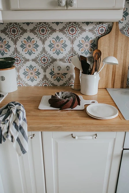 Biała umywalka i drewno Stylowy drewniany blat w połączeniu z białą umywalką, nowoczesny design.