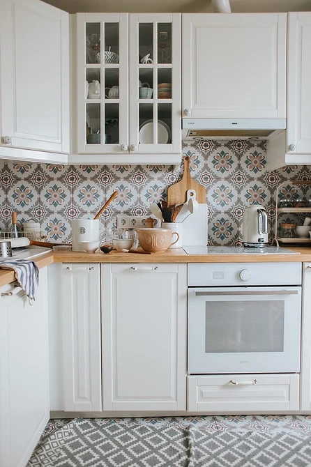 Blat do łazienki Drewniany blat w łazience, zabezpieczony przed wilgocią.