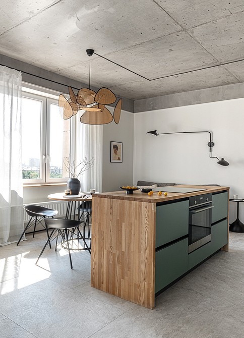 Blat w łazience: ciepło Drewniany blat w łazience, idealny do stworzenia przytulnej atmosfery.