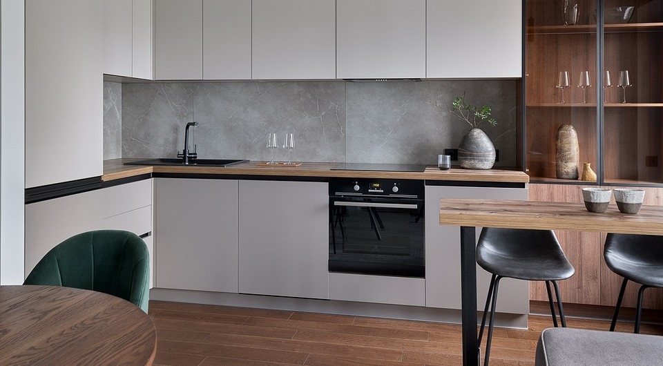 Rustykalny blat kuchenny Drewniany blat w kuchni, ciepłe drewno i rustykalny styl w domu