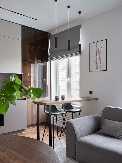 Naturalny brzeg blatu Drewniany blat z naturalnym brzegiem, unikalny element dekoracyjny domu.