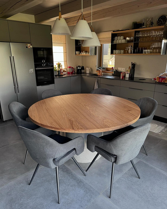 Dębowa harmonia w kuchni Dębowa stół w kuchni zintegrowana z szafkami i barkiem.