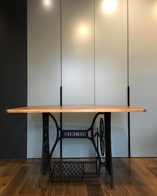 Biurko z dębu Nowoczesne biurko z blatem dębowym: komfort i styl w przestrzeni roboczej.