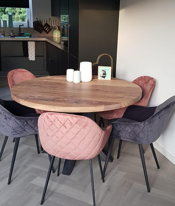 Dąb: stół i blat Kuchnia z dużym blatem dębowym pełniącym funkcję stołu i powierzchni roboczej.