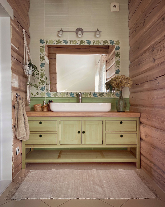 Dębowy stół w jadalni Stół jadalny z blatem dębowym: przytulność i komfort dla rodzinnych obiadów.