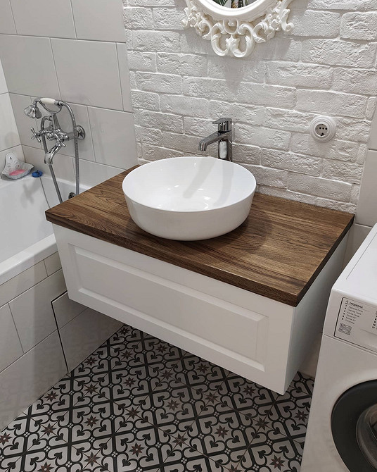 Styl z dębem Projekt kuchni z blatem dębowym: stylowe połączenie drewna i nowoczesnych materiałów.