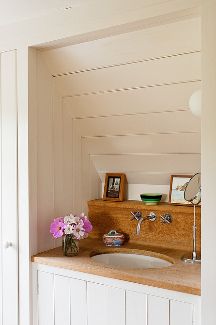 Dębowy blat biurka Biurko z dębowym blatem w domowym gabinecie, idealne miejsce do pracy.