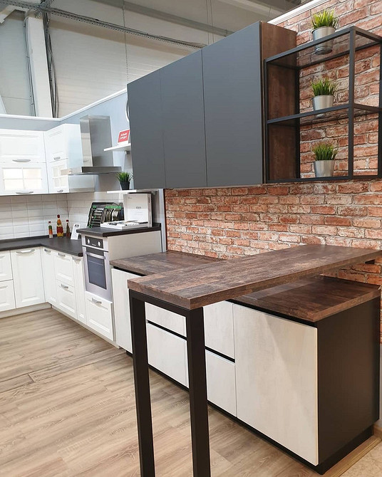 Jasny dąb w kuchni Jasna kuchnia z białymi szafkami i blatem z naturalnego dębu.