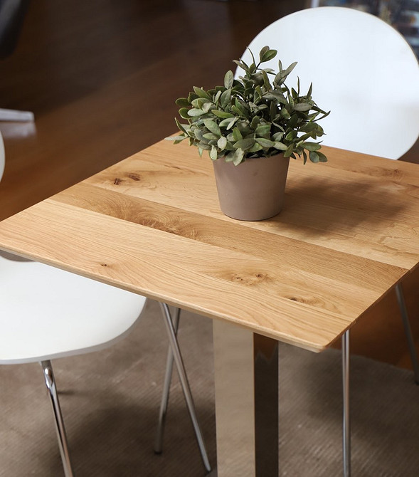 Ciemny dąb w łazience Minimalistyczna łazienka z ciemnym blatem dębowym pod umywalką.