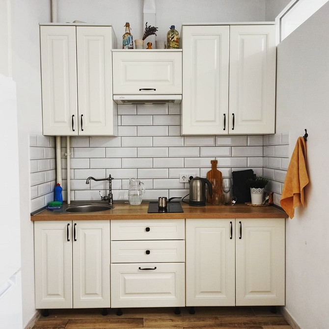 Naturalny urok dębu Naturalny blat dębowy w kuchni – ciepło i naturalność w Twoim domu