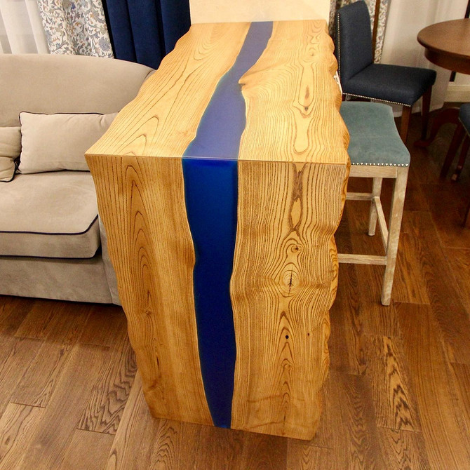 Dąb na wyspie kuchennej Przestronna kuchnia z dużym wyspowym blatem kuchennym z drewna dębowego.