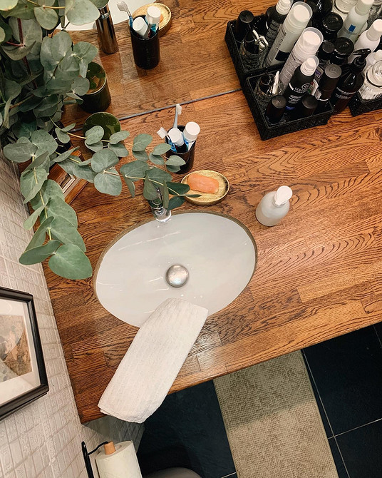 Dąb w łazience Nowoczesna łazienka z dębowym blatem pod umywalkę i naturalnymi materiałami.