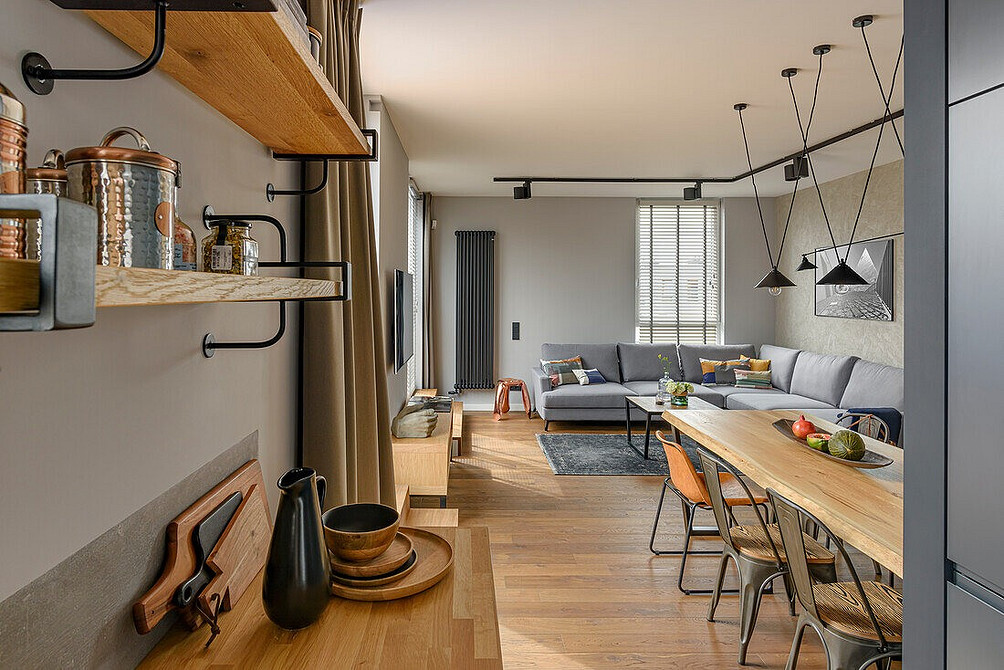 Dąb w łazience Nowoczesna łazienka z drewnianym blatem dębowym pod umywalkę. Styl loft.