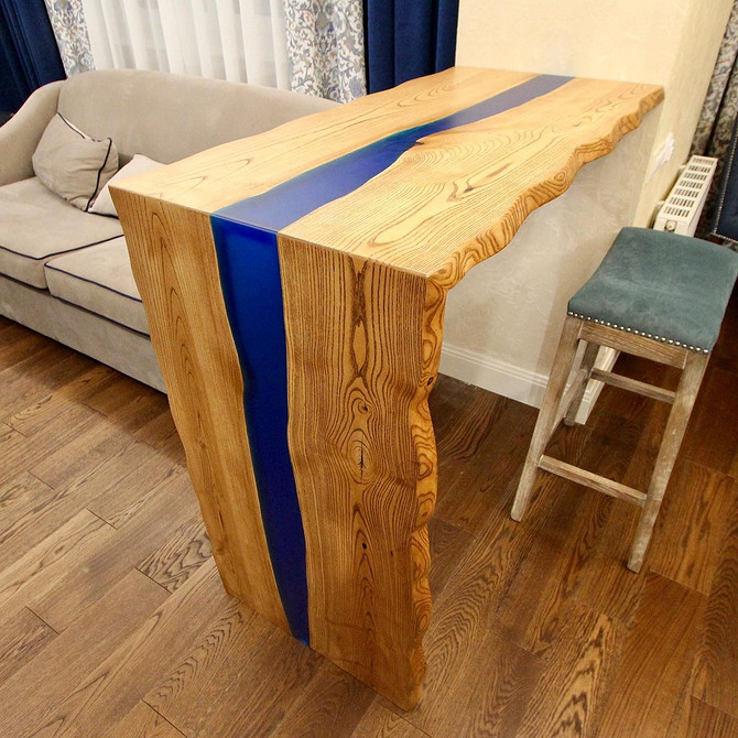 Dąb przy barze Stylowy bar z dębowym blatem w nowoczesnym wnętrzu mieszkania.