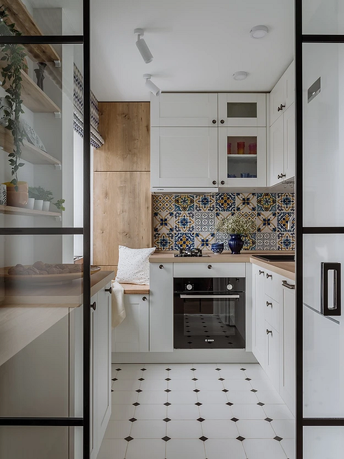 Jasny dąb w kuchni Jasny blat dębowy w kuchni w stylu skandynawskim – elegancja i ciepło