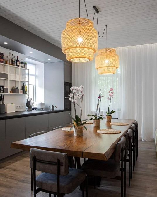 Dąb w Twoim biurze Stylowe biurko z dębowym blatem w nowoczesnym gabinecie do pracy.