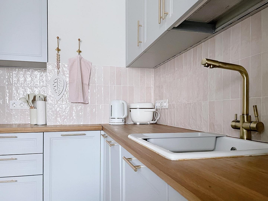 Elegancja ciemnego dębu Ciemny blat dębowy w klasycznej kuchni – elegancja i wyrafinowanie