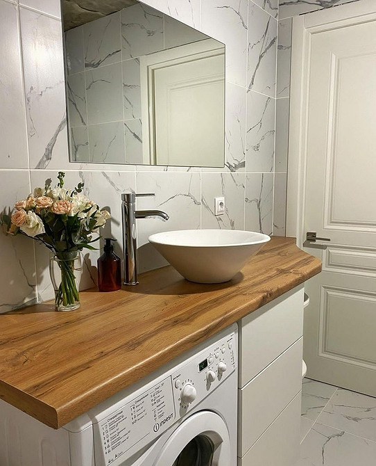 Ciemny dąb w kuchni Ciemny blat dębowy we wnętrzu kuchni: elegancja i głębia koloru naturalnego drewna.