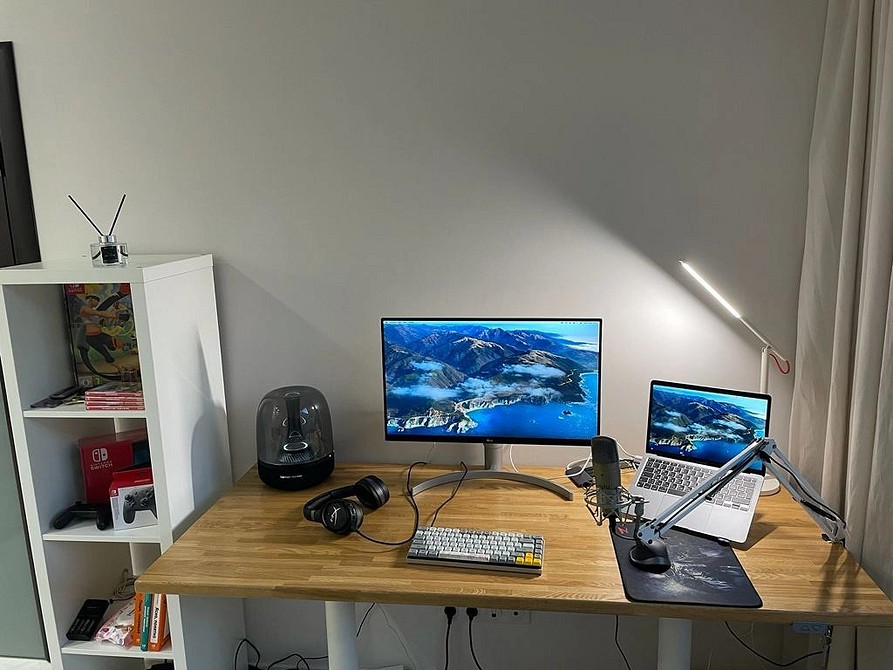 Dąb i nowoczesność Blat dębowy w łazience: połączenie naturalności i nowoczesności w projekcie wnętrza.