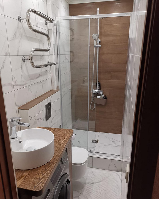 Ekskluzywny dąb Ekskluzywny blat dębowy: unikalny design i jakość naturalnego drewna we wnętrzu.