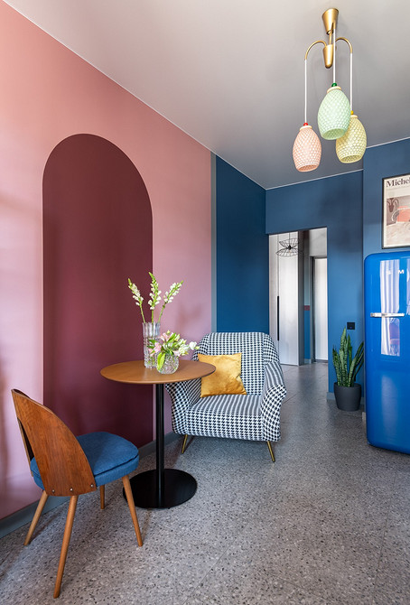 Harmonia i styl krzesła Stylowe krzesło z miękkim oparciem, harmonijnie wkomponowane w aranżację wnętrza salonu.