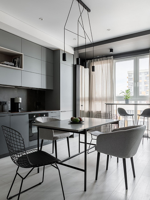 Krzesło do klasyki Nowoczesne krzesło tapicerowane z miękkim oparciem, pasujące do klasycznego wnętrza salonu.