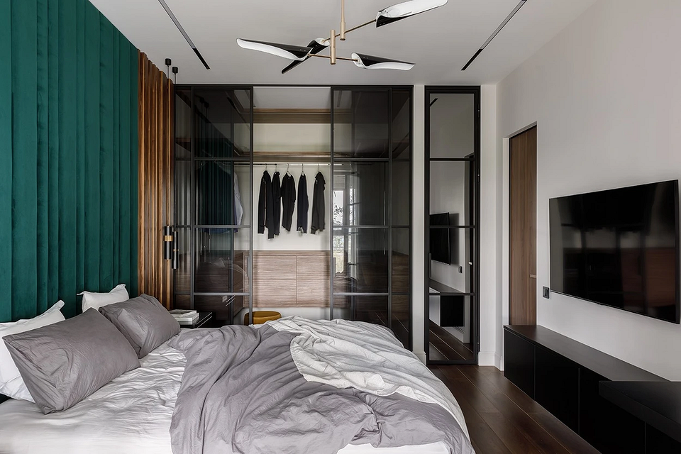 Komoda i lustro w sypialni jako oryginalna alternatywa dla szafy przesuwnej.