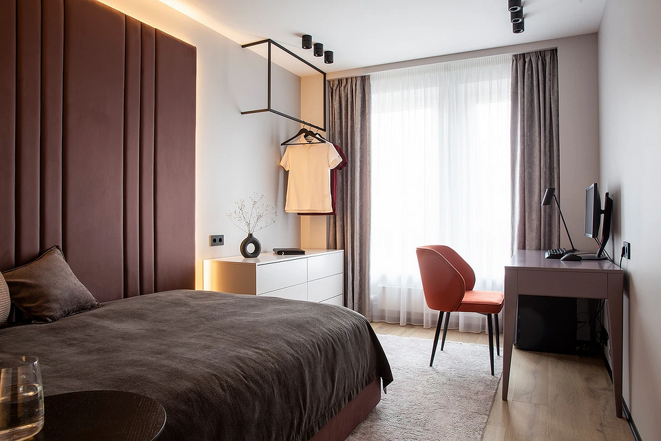 Regały do przechowywania ubrań i akcesoriów w sypialni zamiast szafy przesuwnej.