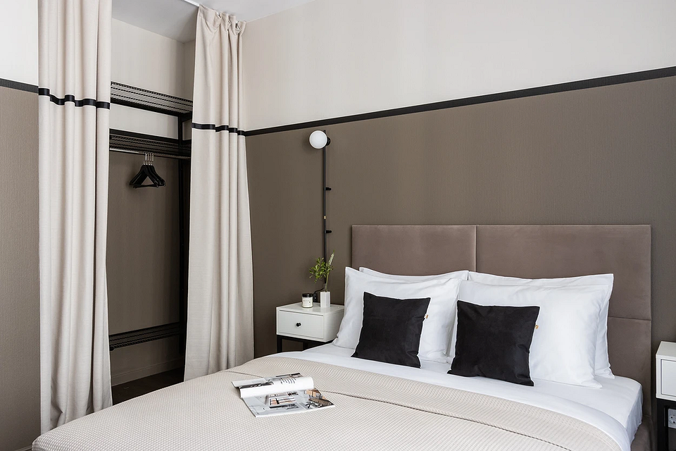 Szafa narożna w sypialni jako funkcjonalna alternatywa dla szafy przesuwnej w 2026 roku.