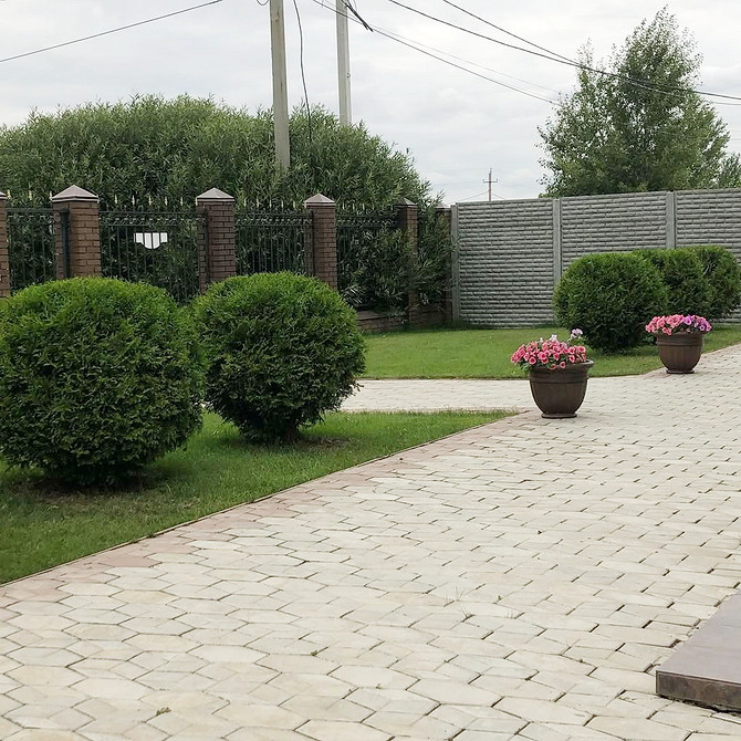 Oaza z tujami Aranżacja ogrodu z tujami: Strefa relaksu z tujami - idealna tuja do małego ogrodu.