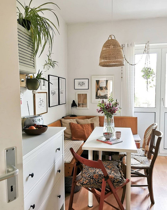 Narożnik w małej kuchni Nowoczesny narożnik kuchenny z stołem optymalizuje przestrzeń w małej kuchni 2026.