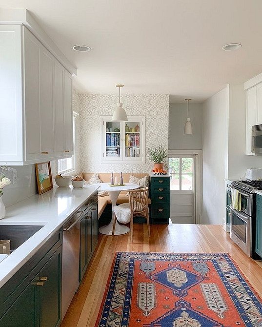 Komfortowy narożnik kuchenny Przytulny narożnik kuchenny z miękką tapicerką i poduszkami zachęca do odpoczynku.