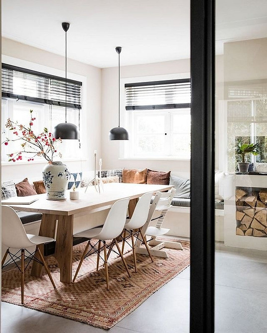 Drewniany narożnik Kuchenny narożnik z drewnianą ramą: harmonijne wnętrze kuchni w 2026 roku.