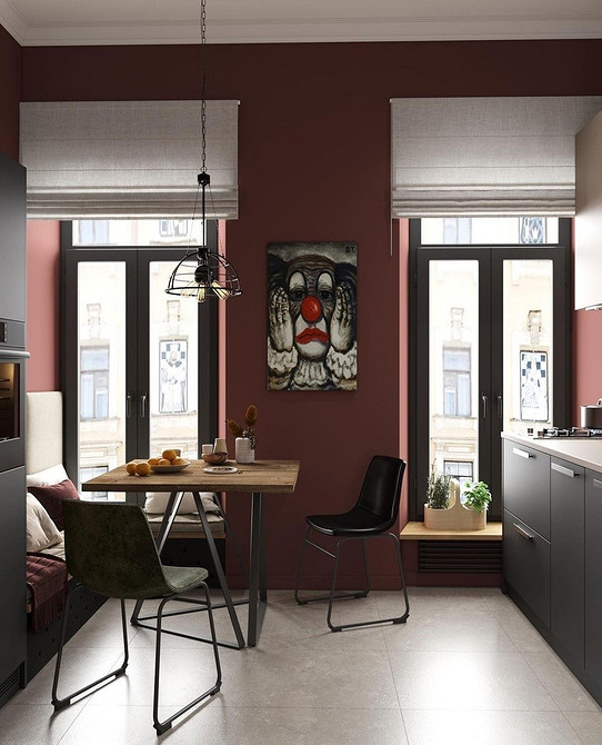 Naturalne światło w kuchni Narożnik kuchenny pod oknem zapewnia maksymalne naturalne oświetlenie w kuchni.