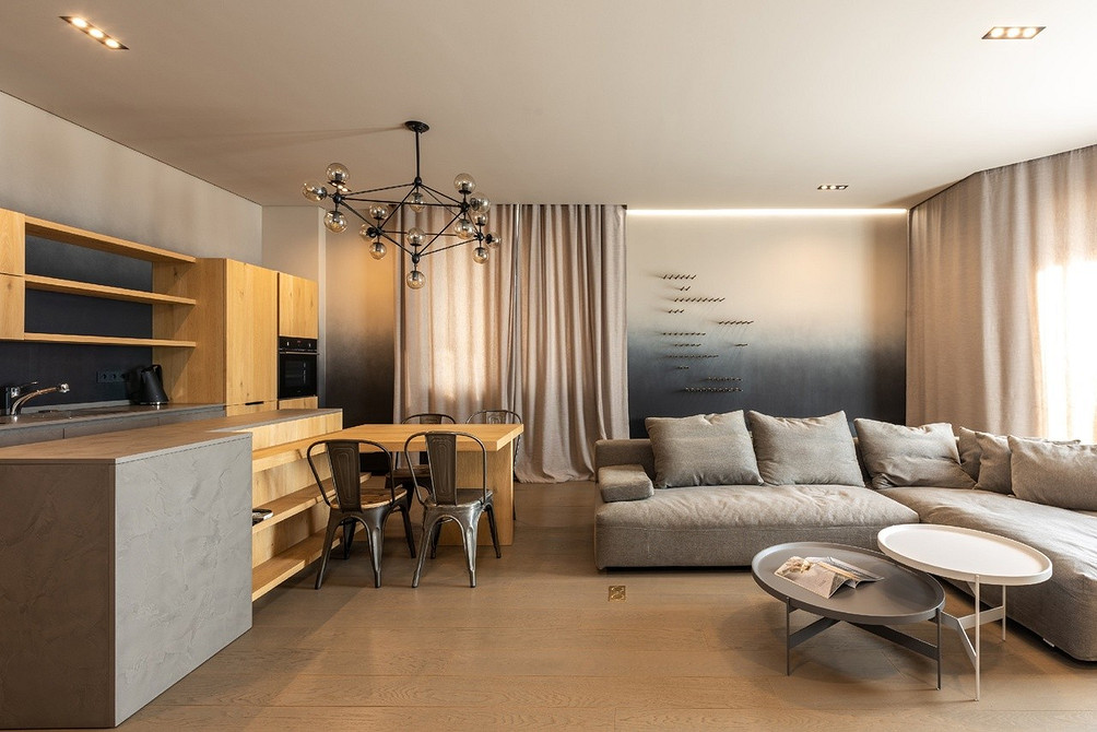 Kolorowy narożnik kuchenny Narożnik z kolorowymi poduszkami: akcent i indywidualność w kuchni.