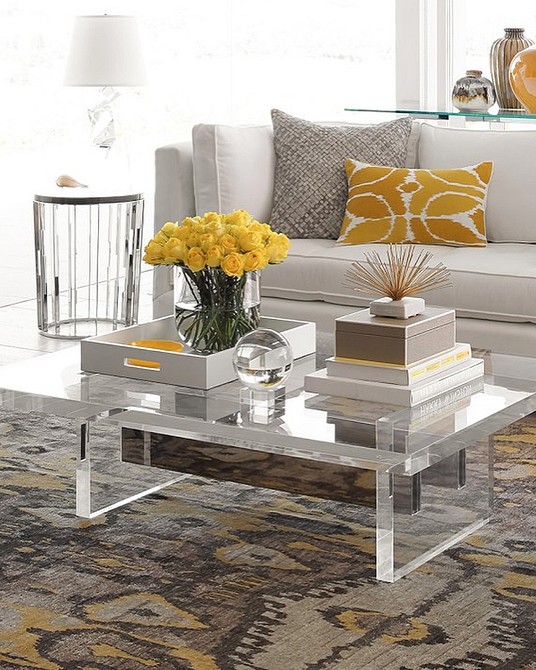 Przezroczysty stolik kawowy Nowoczesny stolik kawowy z przezroczystego plastiku w minimalistycznym salonie.