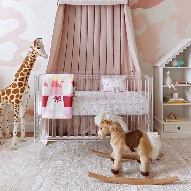 Lekki stół do biura Przezroczysty stół w biurze: nowoczesny design, przestrzeń i lekkość