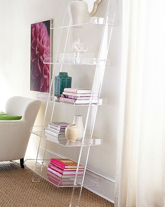 Przezroczyste krzesło w salonie Przezroczyste krzesło w salonie z jasnymi akcentami – stylowy design wnętrza.