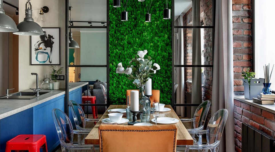 Przezroczyste krzesło w domu Nowoczesne wnętrze z przezroczystym krzesłem z tworzywa sztucznego – stylowe rozwiązanie do domu.