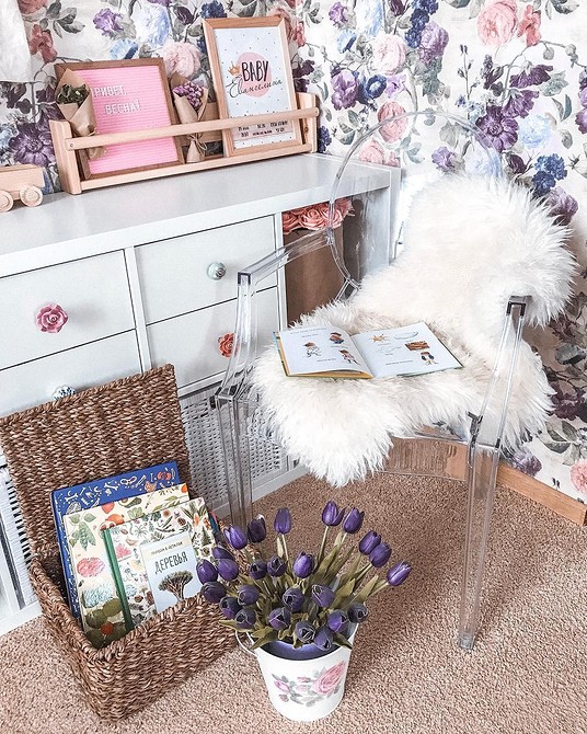 Minimalistyczny fotel akrylowy Przezroczysty fotel z poduszką: minimalizm i lekkość w designie wnętrza