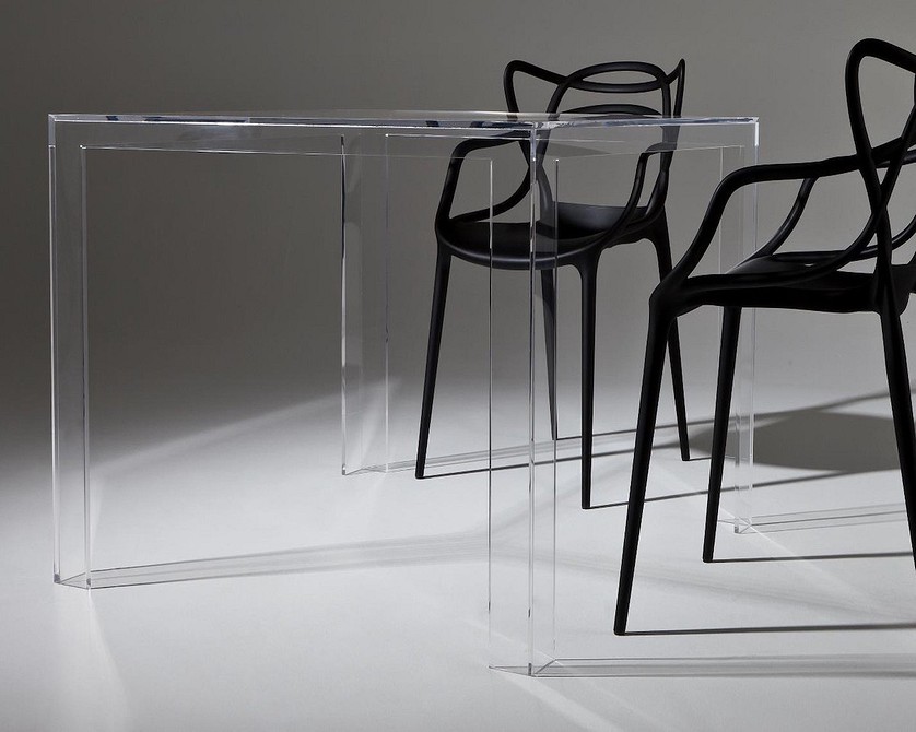 Przezroczyste krzesło biurkowe Eleganckie przezroczyste krzesło biurkowe – stylowy design wnętrza.