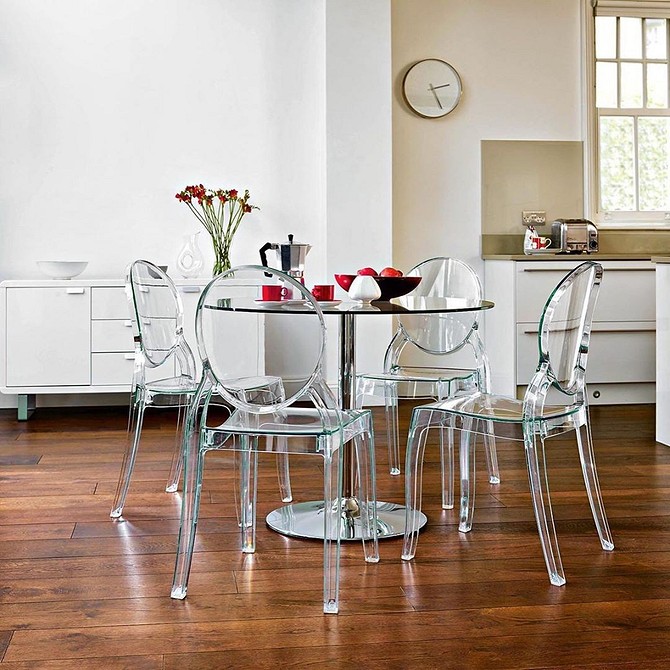 Przezroczyste krzesła w jadalni Elegancka jadalnia z przezroczystymi krzesłami – stylowy design wnętrza.