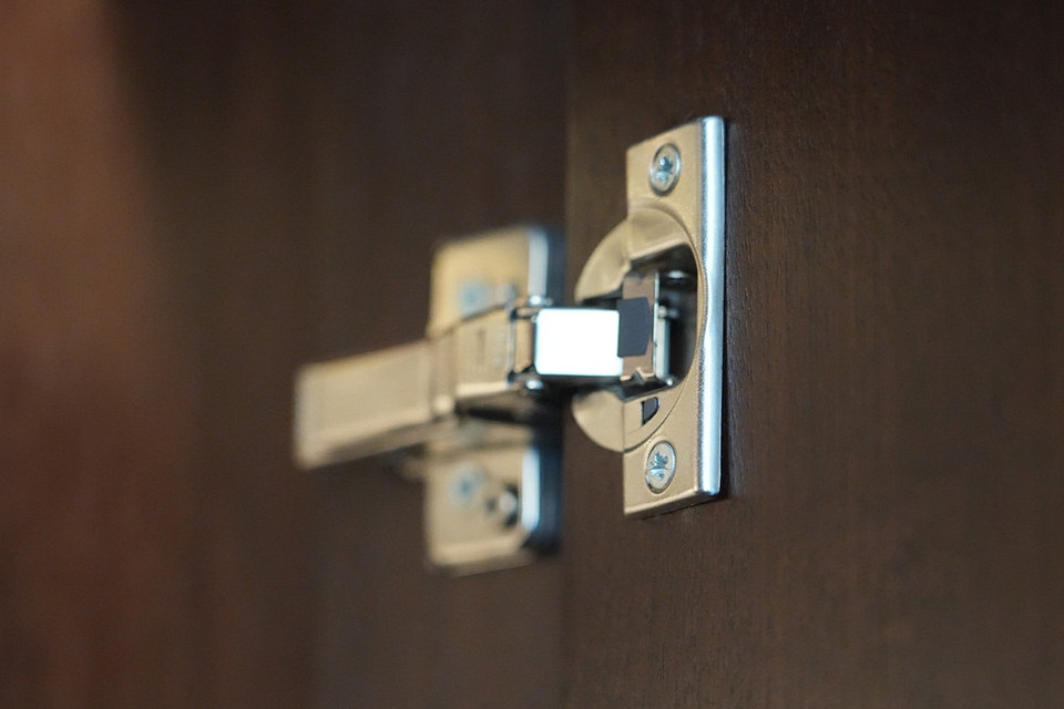 Montaż Zawiasów Wybór zawiasów meblowych do kuchni: instalacja zawiasów do drzwi szklanych, porady ekspertów.