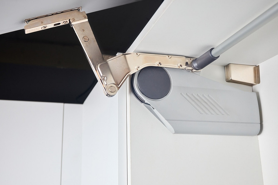 Zawiasy kuchenne: przegląd Różne rodzaje zawiasów meblowych kuchennych, w tym zawiasy kątowe 2026, do szafek górnych i dolnych