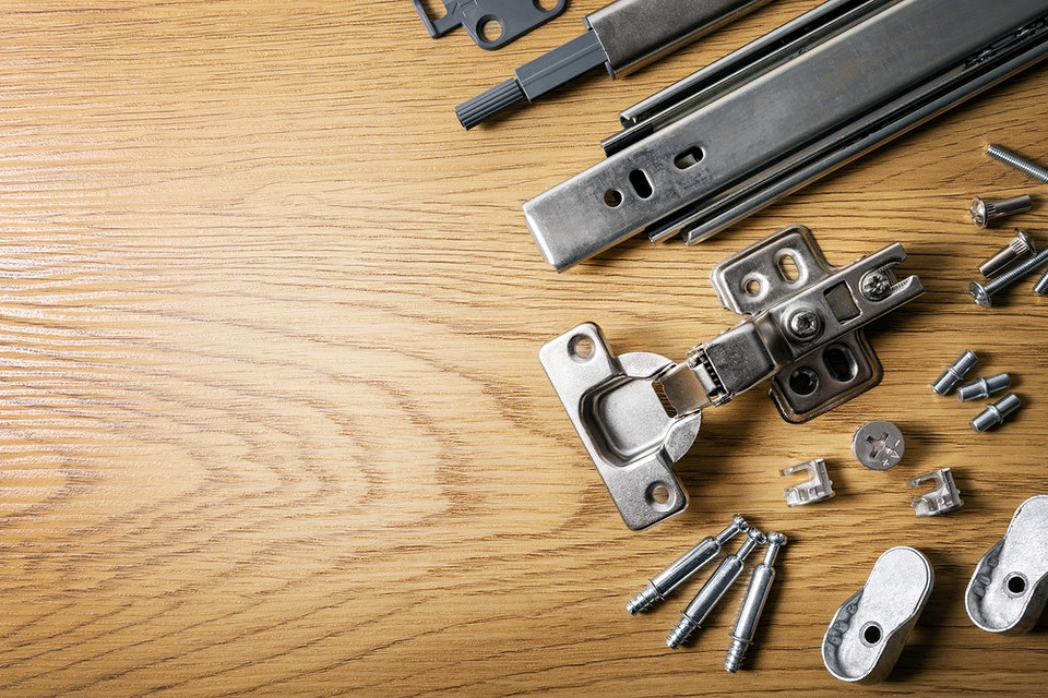 Zawiasy do Szkła Klasyfikacja zawiasów meblowych kuchennych: różne typy do szafek ze szklanymi frontami.