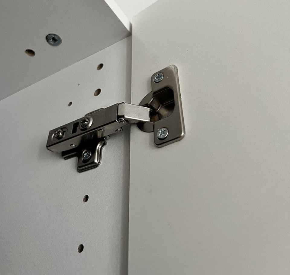 Zawiasy Kuchenne Różne rodzaje zawiasów meblowych kuchennych: wybór do szafek górnych i dolnych.