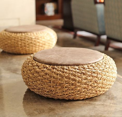 Relaks w salonie Przytulne krzesło i pufa w salonie, idealne miejsce do relaksu i odpoczynku.